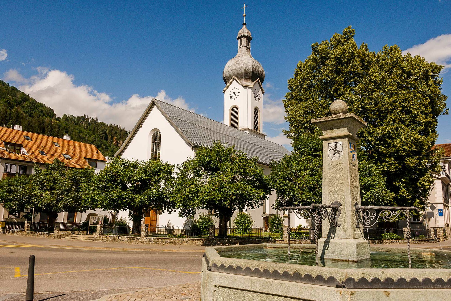 Plazza cumin und kath. Kirche